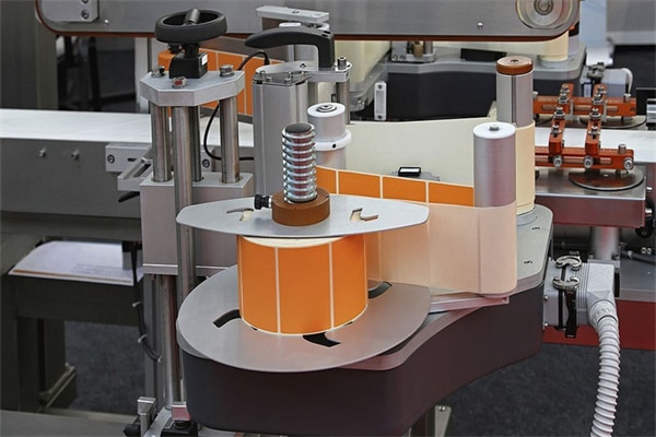 Automated labeling machine equipment with conveyor belt